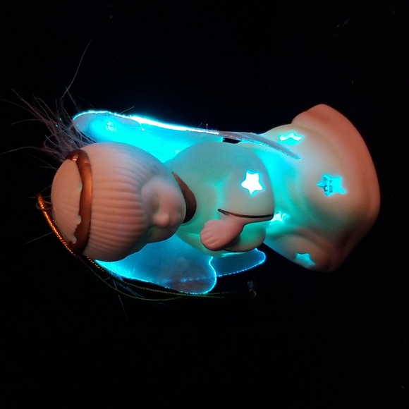 Kneeling Porcelain Angel - Picture 7 of 9